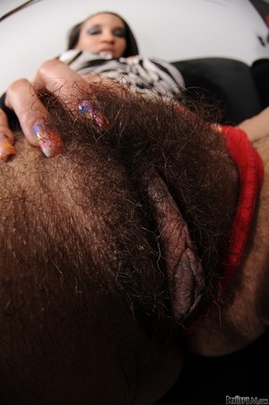 Темнокожая мамка Tiffany Taylor трогает пальцами волосатую киску